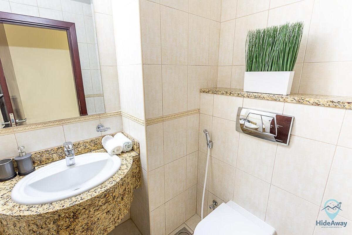 Apartment 1 Bedroom Blue Chic Marina, Steps To Beach! Dubai